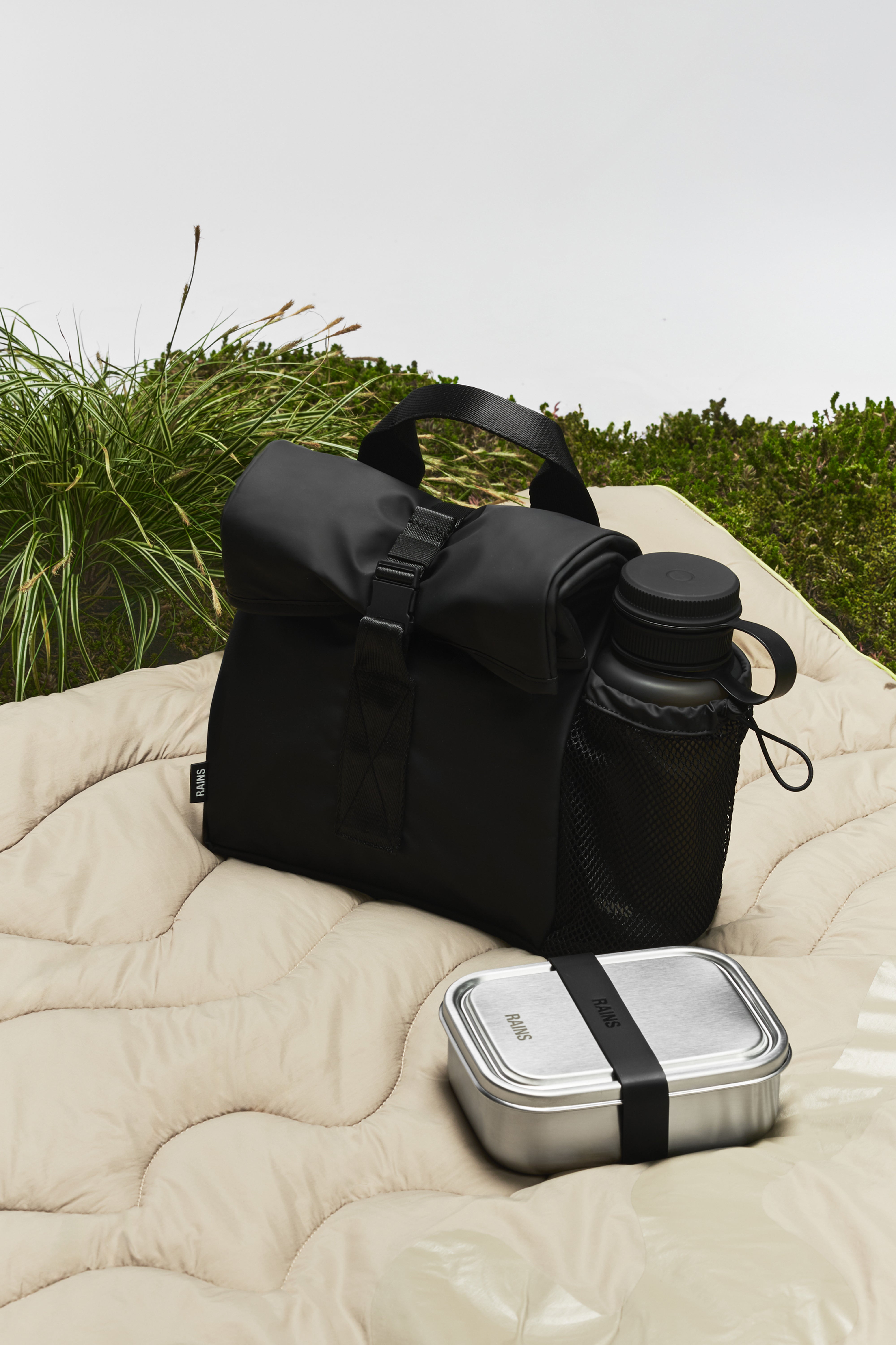RAINS Lunch Bag Large Black 13.50L H38 x D14 x W24 cm Lunch Bag